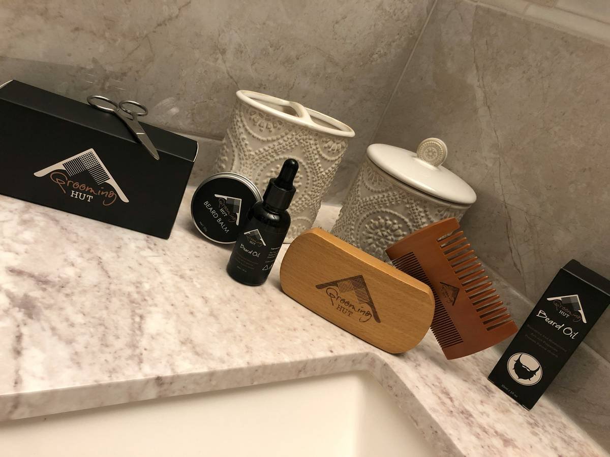 Infographic comparing failed vs successful beard gift sets based on ingredients, usability, and packaging
