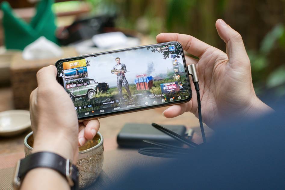 Mobile esports blog team discussing strategy